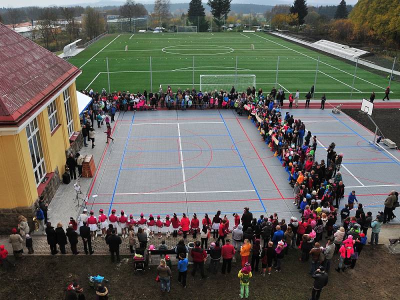 OTEVŘENÍ zrenovovaného hřiště v Okružní ulici v Aši se zúčastnily desítky lidí. 