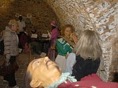 FIGURÍNY z vosku zaujaly v podzemí chebského muzea nejen dospělé, ale i dětské návštěvníky. Mají všem ukázat, jaká postižení lidem příroda nadělila. 
