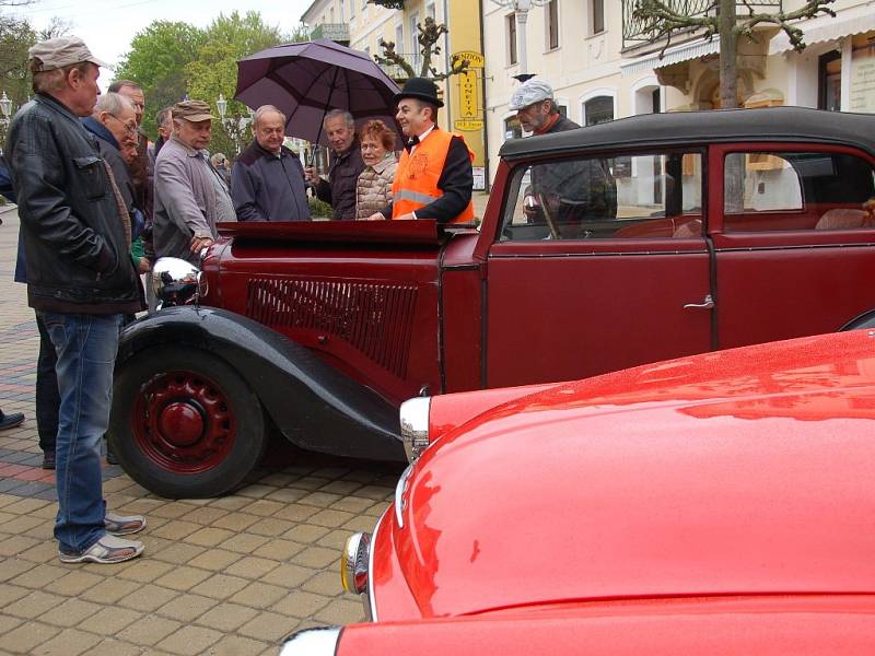 Nablýskané plechové miláčky předvedli majitelé historických automobilů a motocyklů ve Františkových Lázních.