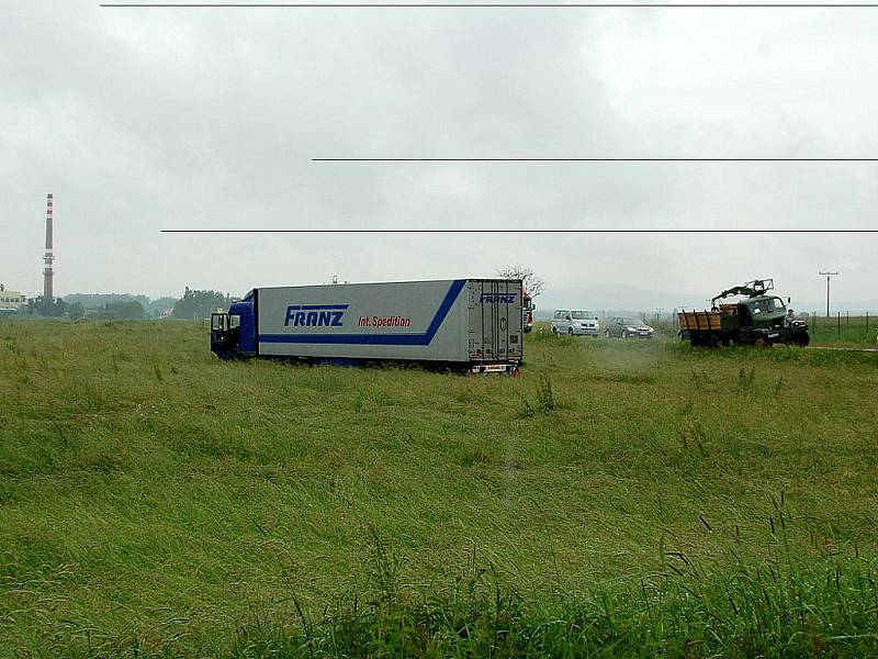 Křižovatka u Františkových Lázní se stala místem další dopravní nehody, došlo zde ke střetu osobního automobilu s nákladním vozem. 