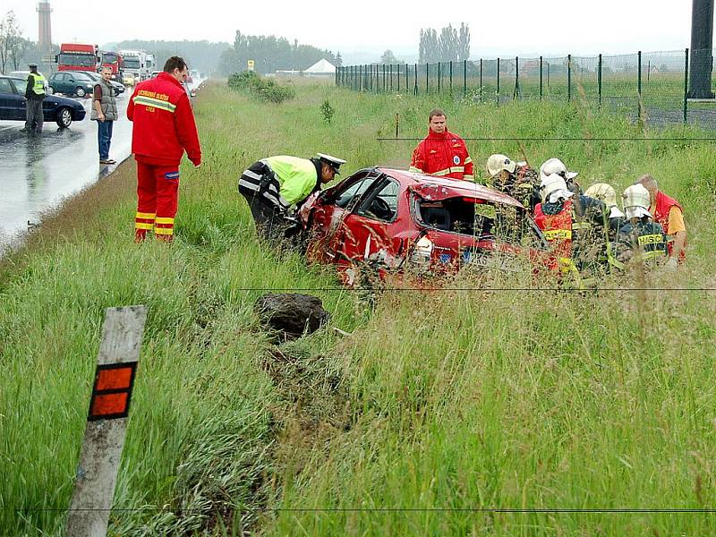 Křižovatka u Františkových Lázní se stala místem další dopravní nehody, došlo zde ke střetu osobního automobilu s nákladním vozem. 