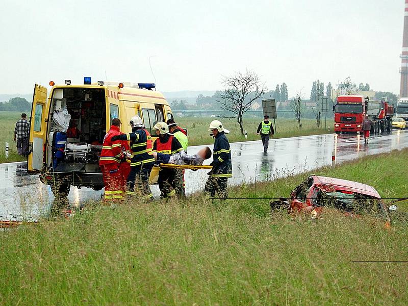 Křižovatka u Františkových Lázní se stala místem další dopravní nehody, došlo zde ke střetu osobního automobilu s nákladním vozem. 