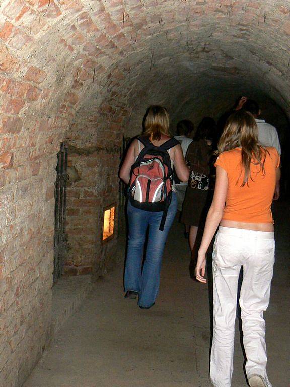 Exkurze chebských gymnazistů v Terezíně, Lidicích a kostele sv. Cyrila a Metoděje, kde zemřeli parašutisté, kteří spáchali atentát na Heydricha