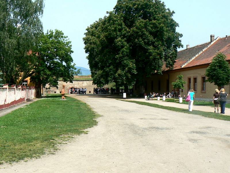 Exkurze chebských gymnazistů v Terezíně, Lidicích a kostele sv. Cyrila a Metoděje, kde zemřeli parašutisté, kteří spáchali atentát na Heydricha