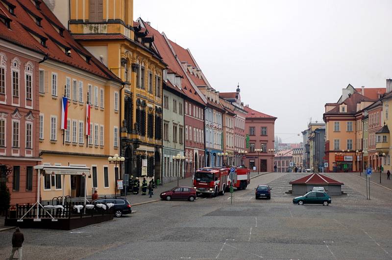 Falešný požární poplach museli v pátek 7. března v 8.30 hodin řešit chebští hasiči v Galerii výtvarných umění na chebském náměstí Krále Jiřího z Poděbrad