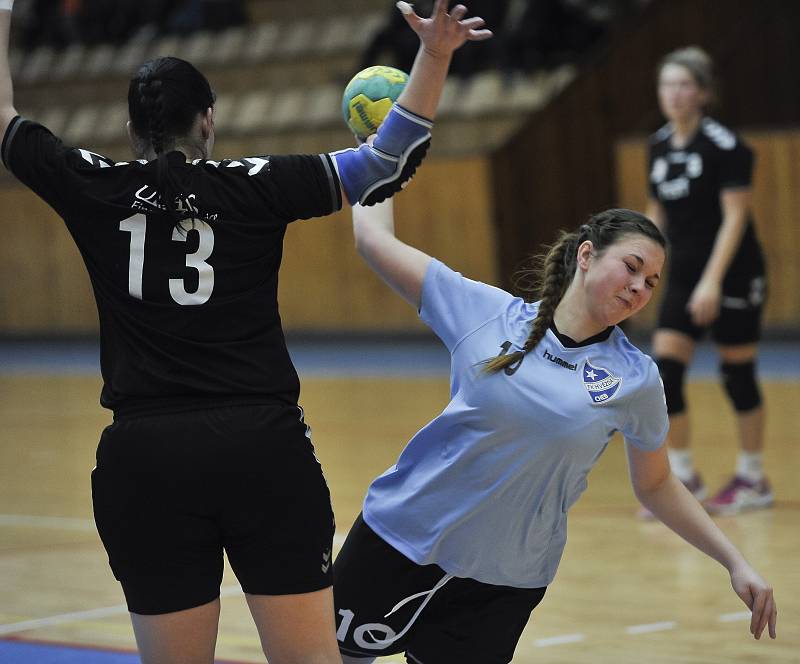 Po nevydařeném utkání házenkářek Hvězdy Cheb s Tachovem na domácí půdě (foto) se Chebským nedařilo ani na půdě vedoucích Č. Budějovic.