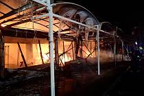 Požár zničil stánky na tržnici u Chebu. 
