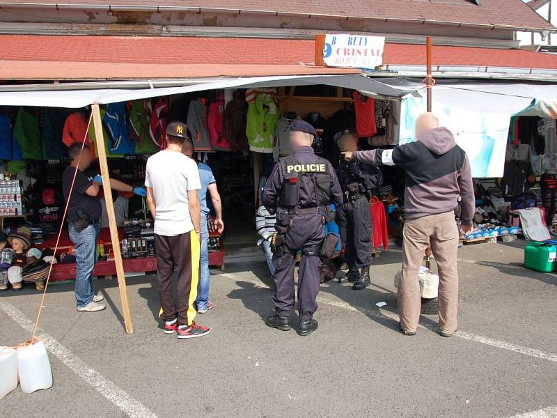 Policie šla v Aši po drogách a padělcích. 