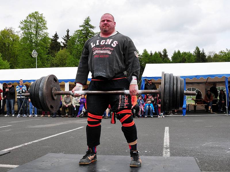 Opravdovým silákům tleskal sportovní areál na ašském vrchu Háj. Odehrál se zde Mezinárodní pohár Strongmen´s games Aš 2014. 