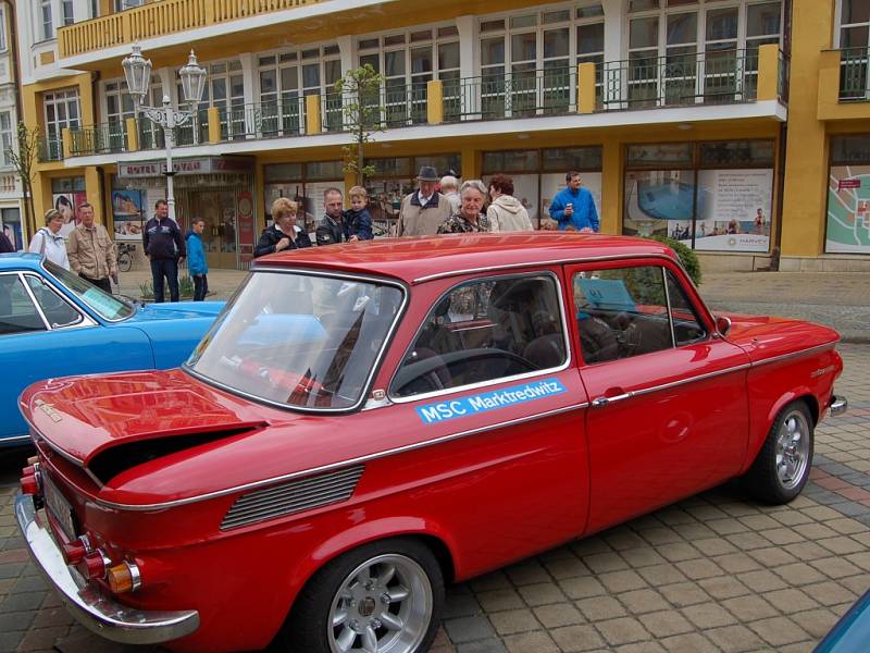 Nablýskaní letití motoroví krasavci přijeli na Prvního máje do Františkových Lázní. Na Národní třídě se za zájmu tisíců hostů odehrával už XVI. ročník Mezinárodní soutěže elegance historických vozidel. 