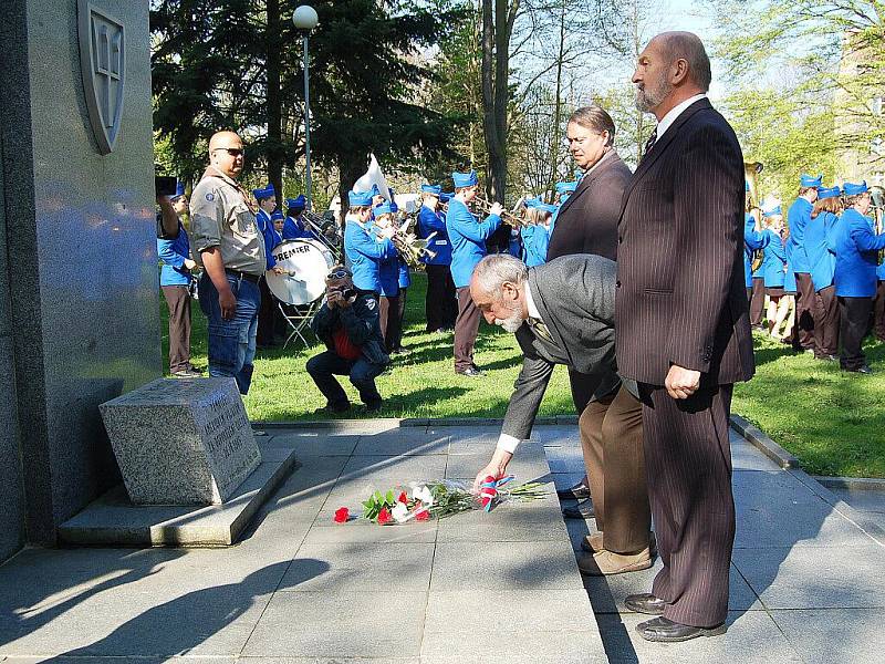 V pořadí již 66. výročí osvobození města Chebu se odehrálo u památníku 97. pěší divize americké armády, u pomníku ruské armády a k památníku 1. pěší divize USA.  