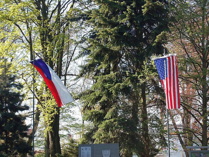 V pořadí již 66. výročí osvobození města Chebu se odehrálo u památníku 97. pěší divize americké armády, u pomníku ruské armády a k památníku 1. pěší divize USA.  