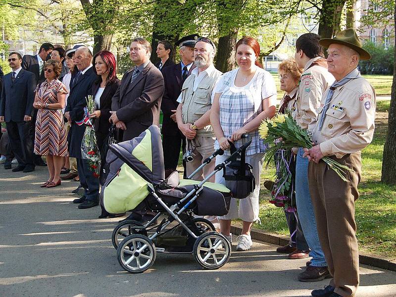 V pořadí již 66. výročí osvobození města Chebu se odehrálo u památníku 97. pěší divize americké armády, u pomníku ruské armády a k památníku 1. pěší divize USA.  