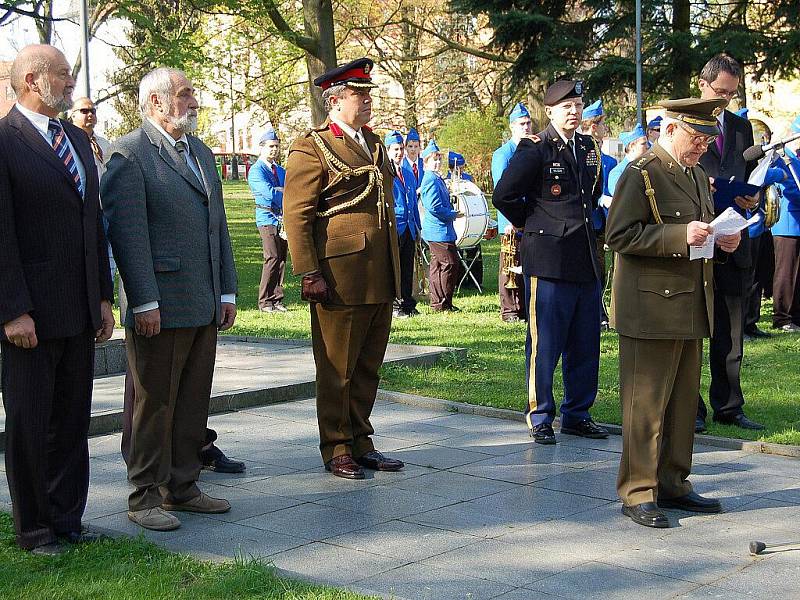 V pořadí již 66. výročí osvobození města Chebu se odehrálo u památníku 97. pěší divize americké armády, u pomníku ruské armády a k památníku 1. pěší divize USA.  