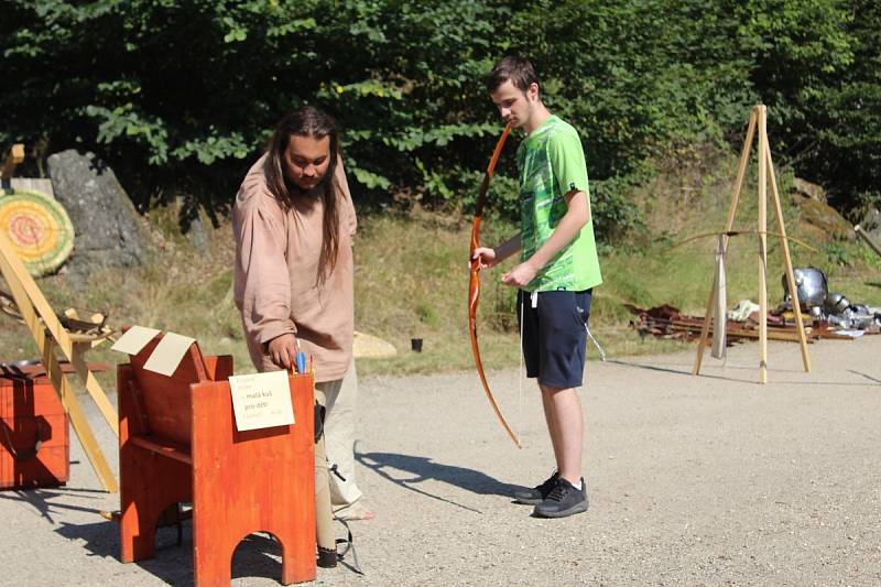 V Lokti vyrostl středověký tábor.