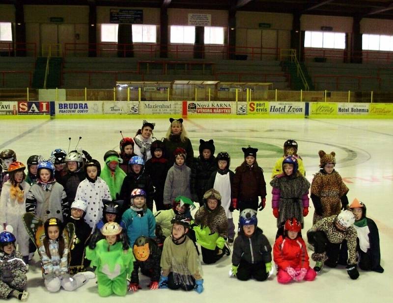 Žáci Základní školy Jih v Mariánských Lázních si užili karneval na ledě. 