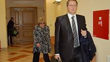 OBŽALOVANÁ lobbistka Jana Mrencová, která čelí obžalobě z přijetí úplatku, přišla poprvé k chebskému soudu.