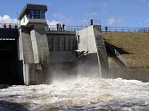V přehradní nádrži Skalka se každoročně přemnožují sinice.