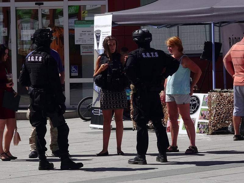 Před Priorem v Chebu se přestavili strážníci městské policie.