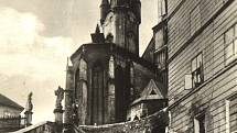 Archívní snímek:  Chrám sv. Mikuláše a schodiště z Kasárního náměstí