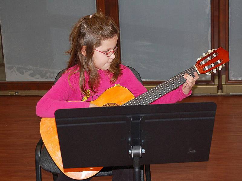 Zcela zaplněný sál františkolázeňské základní umělecké školy (ZUŠ) bouřlivě aplaudoval představení žáků (připravujících se ve hře na kytaru a na klavír) ve Vánočních předehrávkách.