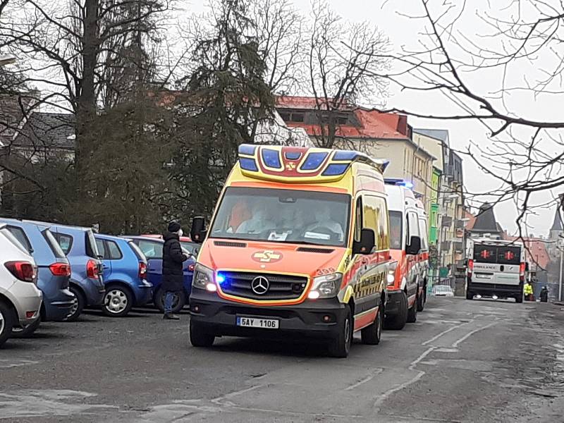 Nemocnice v Chebu a Sokolově kolabují, na pomoc jede kolona sanitek