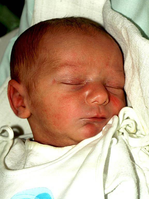 LUKÁŠ NOVÝ se narodil v pátek 12. listopadu ve 16.05 hodin. Při narození vážil 2720 gramů a měřil 48 centimetrů. Doma v Hranicích se z malého Lukáška radují sourozenci Miloslav s Michalem spolu s maminkou Ivanou a tatínkem Miloslavem.