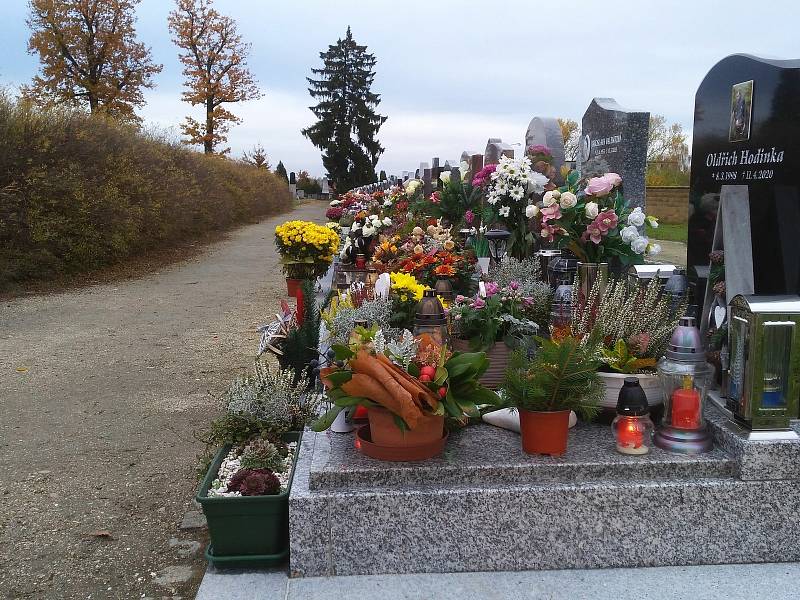 O víkendu, dva dny před svátkem Všech zesnulých, zavítalo na městský hřbitov v Chebu několik desítek lidí.