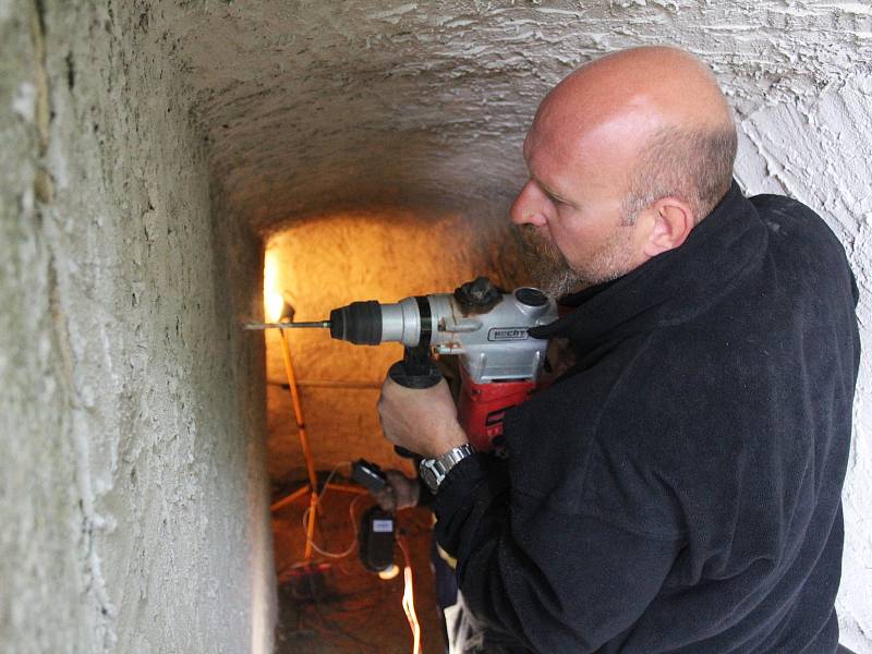 Odborníci se chtějí dozvědět co nejvíce o vyhaslé sopce Komorní hůrkau Františkových Lázní.