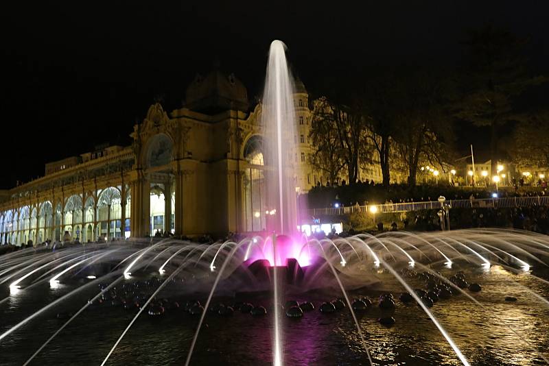 Zpívající fontána v Mariánských lázních letos hrála v sobotu večer naposledy.