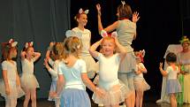 Mladé tanečnice pod vedením učitelky Jaroslavy Havlíčkové předvedly v chebském divadle rodičům a příbuzným, co se naučily v letošním školním roce