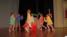 Mladé tanečnice pod vedením učitelky Jaroslavy Havlíčkové předvedly v chebském divadle rodičům a příbuzným, co se naučily v letošním školním roce