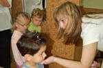 Děti z chebského stacionáře navštívily kadeřnictví. Studentky prvního ročníku ISŠ jim pak udělaly nové účesy