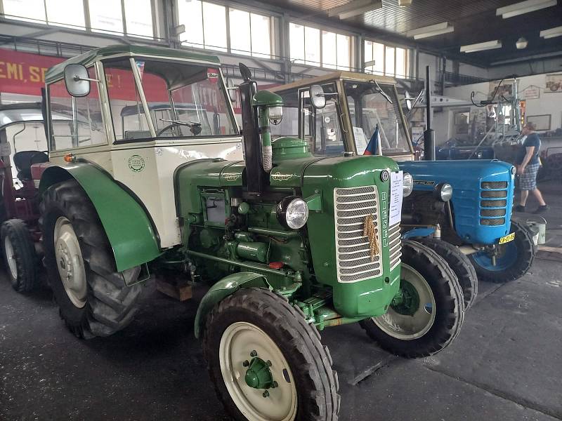 Skalnou projely traktory. K vidění byly nejen ty starší, ale i ty moderní.