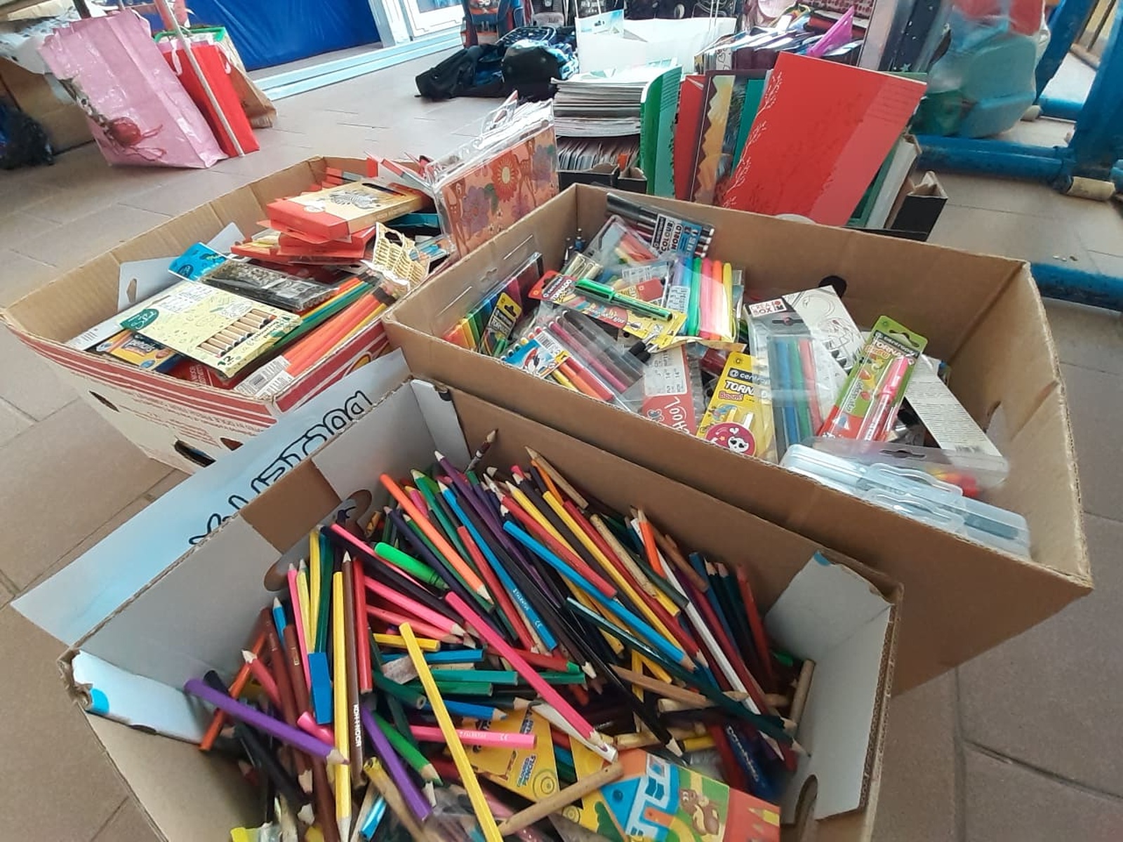 V Chebu pomáhají děti dětem, sbírky byly plné školních pomůcek - Chebský  deník