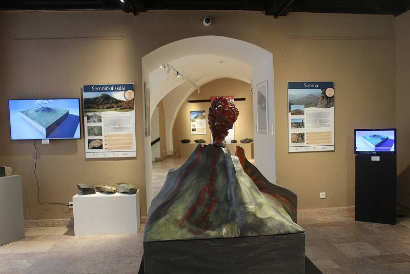 Expozice v chebském muzeu a krajina sopečného původu na Karlovarsku.