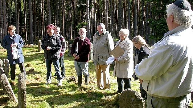 Německá ekumenická skupina ASF Berlin už několik let pravidelně pečuje o židovský hřbitov v Drmoule