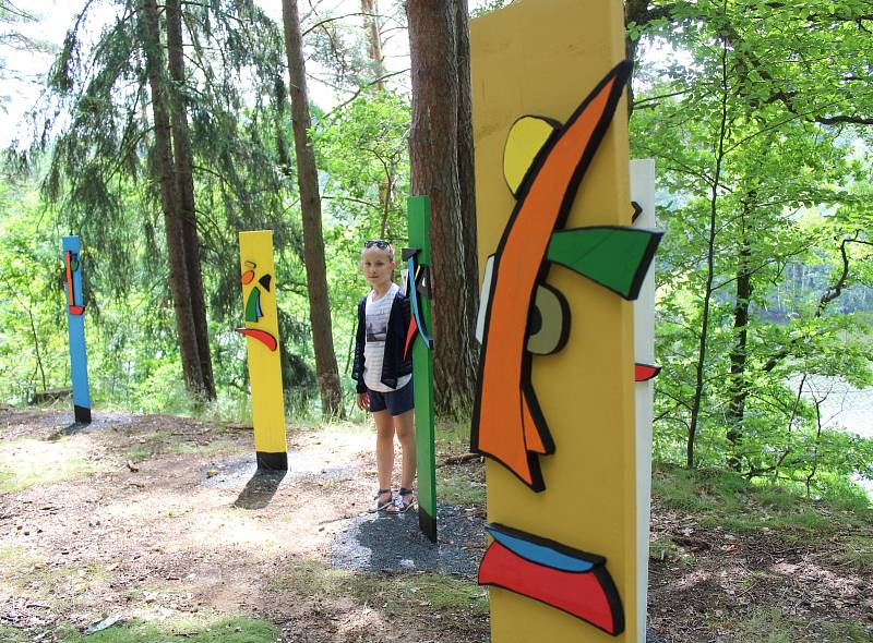 Díky školákům se část lesa u chebské vyhlídky Egerwarte stala místem, které je galerií v přírodě, a láká tak lidi k návštěvě.  Je na co se dívat.