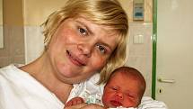 LEONA VÍTKOVÁ se narodila v pondělí 8. června ve 23.10 hodin. Při narození vážila 2340 gramů a měřila 47 centimetrů. V Aši se těší tatínek Martin na příjezd maminky Lenky a dcerušky Leonky.