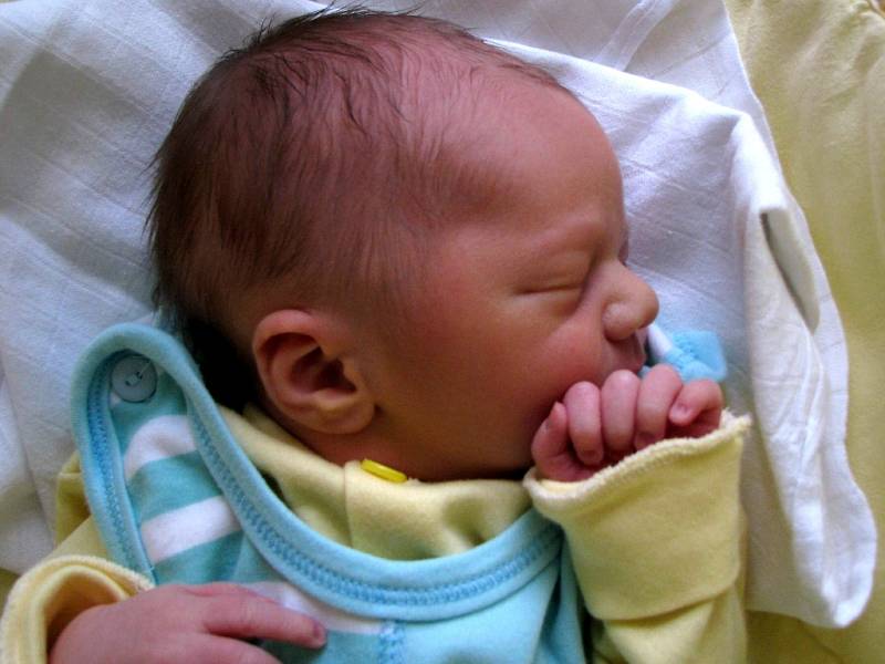 ONDRÁŠEK MOUČKA z Chebu se narodil v sokolovské porodnici. Měřil 51 centimetrů a vážil 3210 gramů.