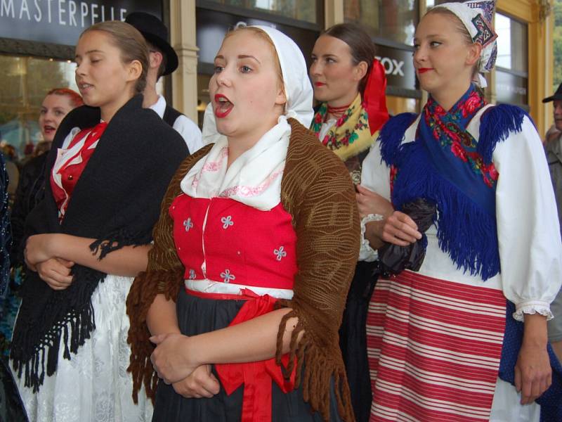 MARIÁNKY PATŘILY FOLKLORU. Mezinárodní folklorní festival Mariánský podzim se tradičně uskutečnil v Mariánských Lázních. Kromě vystoupení na kolonádě nebo v anglikánském kostele měli místní i hosté možnost spatřit krásu lidových krojů při průvodu městem. 