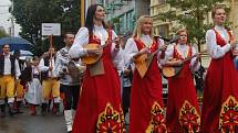 MARIÁNKY PATŘILY FOLKLORU. Mezinárodní folklorní festival Mariánský podzim se tradičně uskutečnil v Mariánských Lázních. Kromě vystoupení na kolonádě nebo v anglikánském kostele měli místní i hosté možnost spatřit krásu lidových krojů při průvodu městem. 