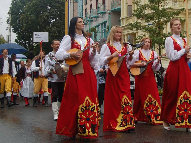 MARIÁNKY PATŘILY FOLKLORU. Mezinárodní folklorní festival Mariánský podzim se tradičně uskutečnil v Mariánských Lázních. Kromě vystoupení na kolonádě nebo v anglikánském kostele měli místní i hosté možnost spatřit krásu lidových krojů při průvodu městem. 