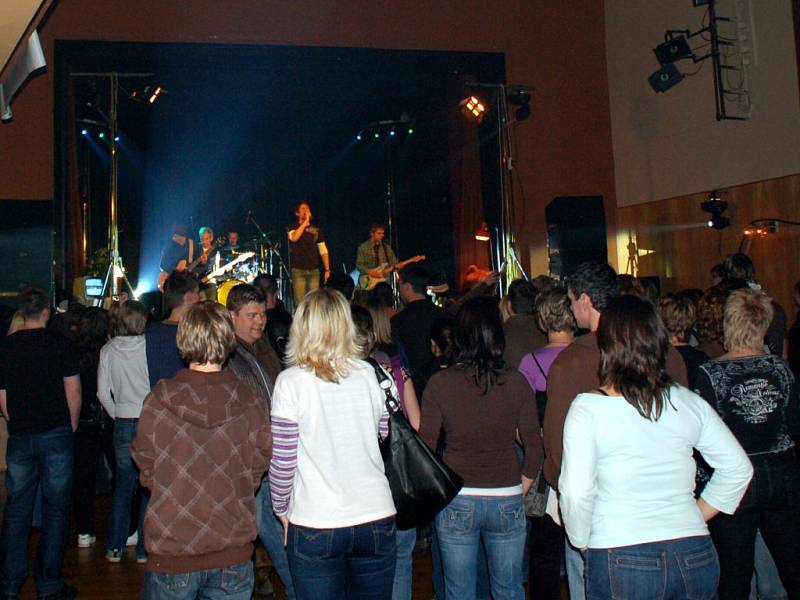 Koncert skupiny One Night Band v Produkčním centru Kamenná Cheb