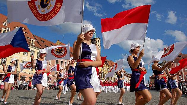 Osmadvacet soupeřů porazili a domů se vrací se stříbrnou medailí. Řeč je o Mládežnickém dechovém orchestru Základní umělecké školy Jindřicha Jindřicha v Chebu a 'jejich' mažoretkách. 