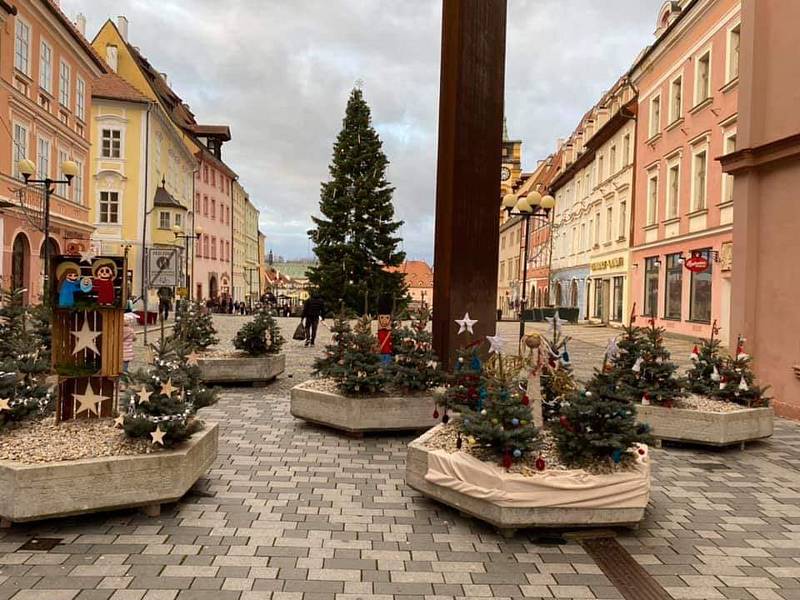 Květináče v horní části chebského náměstí Krále Jiřího z Poděbrad slouží během vánočních trhů jako povinné bezpečnostní zábrany. Každý rok je však ozdobí zdejší školy a následně soupeří o nejhezčí výzdobu.