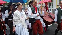 MARIÁNKY PATŘILY FOLKLORU. Mezinárodní folklorní festival Mariánský podzim se tradičně uskutečnil v Mariánských Lázních. Kromě vystoupení na kolonádě nebo v anglikánském kostele měli místní i hosté možnost spatřit krásu lidových krojů při průvodu městem. 