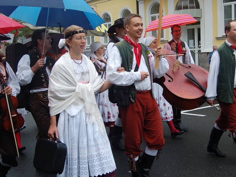 MARIÁNKY PATŘILY FOLKLORU. Mezinárodní folklorní festival Mariánský podzim se tradičně uskutečnil v Mariánských Lázních. Kromě vystoupení na kolonádě nebo v anglikánském kostele měli místní i hosté možnost spatřit krásu lidových krojů při průvodu městem. 