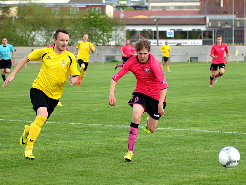 Celek FC Cheb (v růžovém) doma jasně přehrál mužstvo Lomnice 4:1.