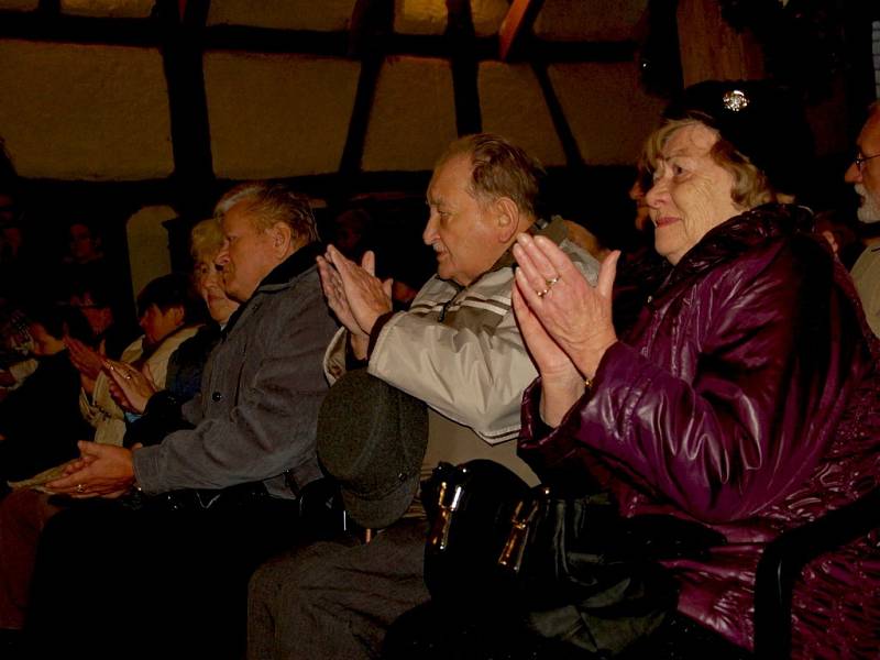 Vystoupení folklorního souboru Marjánek přitáhlo řadu návštěvníků na hrad Seeberg v Ostrohu.